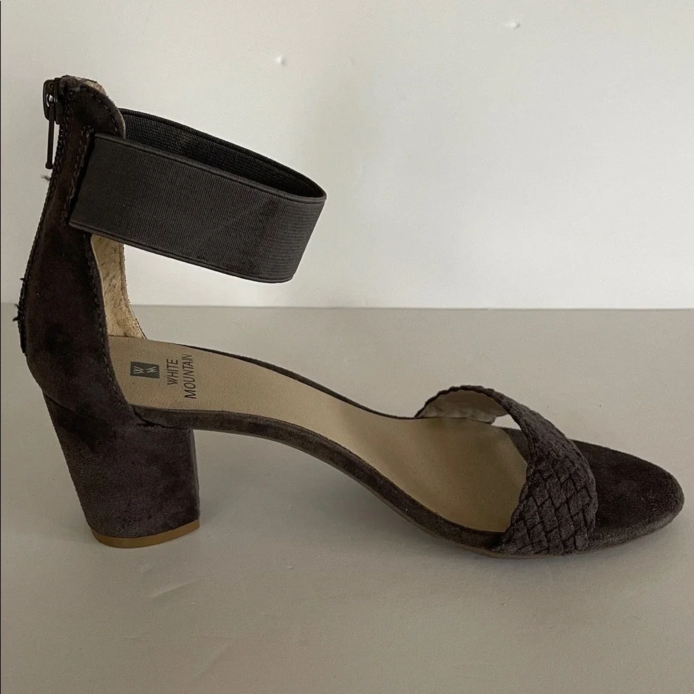 White Mountain Gray Faux Suede Block Heel Sandals‎ 7.5